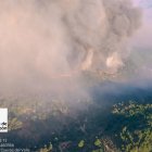 Un total de 250 profesionales de distintas administraciones luchan por tierra y por aire contra las llamas del incendio que se declaró anoche en el Barranco de las Cinco Villas, al sur de Ávila