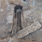 Imagen del enterramiento con el sarcófago de plomo dentro que apareció en el solar donde Mercadona hacía una ampliación.