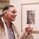Andreu Catalá señala una foto de Botines que sacó su padre en 1959.