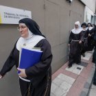 Las exmonjas en el exterior del juzgado con un fuerte dispositivo de seguridad.