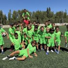 Rodri Suárez junto a los niños que participan en el Peque Campus de la Cultural.