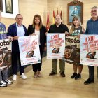 El alcalde de La Bañeza, Javier Carrera, el director de Comunicación de Caja Rural, Narciso Prieto, y representantes de La 8 León presentan la retransmisión del Gran Premio de Velocidad Ciudad de La Bañeza.