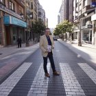 El periodista y escritor berciano Carlos Fidalgo, autor de 'La leyenda de la Ciudad del Dólar y el siglo del carbón', en la avenida de la Puebla.