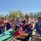 El delegado de la Junta, Eduardo Diego, la gerente de Servicios Sociales, Esperanza Vázquez, y el alcalde de Valencia de Don Juan entregan un obsequio a niñas y niños saharuis.