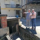 Iván Alonso, señalando, en el lavadero de Toral.