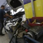 Un mecánico trabaja con un vehículo en uno de los talleres de la provincia de León.