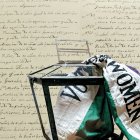 Piezas de la exposición 'La conquista del voto'.