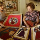 Marta y Mari Cruz Roldán con algunas muestras de los reposteros que realizan desde 1998.