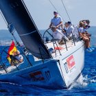 Felipe VI sale cada mañana a navegar en el Aifos para competir en la Copa del Rey Mapfre de Vela.