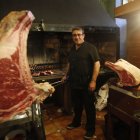En grande, el propietario del restaurante sujetando un chuletón que se dispone a preparar. Abajo, tres ejemplos de las comidas que se sirven en 'Cueva Marcos'