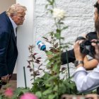 Donald Trump se detiene ante los periodistas en el jardín de la Rosa de la Casa Blanca.