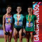 Marta García, en el centro del podio con su medalla de oro y escoltada por Carla Gallardo e Idaira Prieto