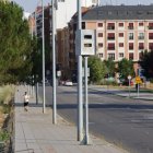 El radar de la carretera de Carbajal, con el perfil urbano de León al fondo.