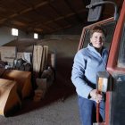 Una mujer, a punto de subir a su tractor.