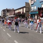 El grupo de Paloteo de Villamandos desfila por Boñar.