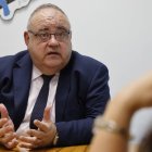 El consejero de sanidad en la redacción de Diario de León.