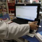 Una farmacéutica despacha un medicamento en la capital leonesa.