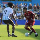 El lateral culturalista Víctor García, a la derecha, pelea por el balón en un lance del choque.