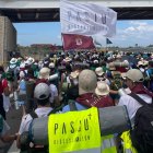 El Papa camina delante de una imagen de Nuestra Señora del Buen Consejo.