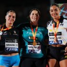 Fiona Mar Villarroel, a la derecha, con su medalla de bronce lograda en el Nacional.