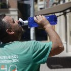 Un hombre se refresca durante una jornada calurosa.