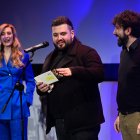 Néstor López, en el centro, junto a Óscar Romero en la entrega de premios de la 36 Secime, en Medina del Campo, donde resultó premiado el cortometraje 'Anticlímax', codirigido por ambos.