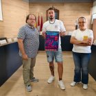 El alcalde, junto al artista y la concejal de Fiestas.