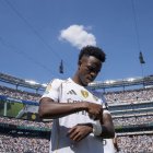 Vinicius se venda la muñeca izquierda antes de un partido del Mundial de Clubes.