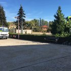 Unos operarios podan el jardín del Ayuntamiento de San Andrés.