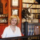 Belén Ordóñez, en su casa, ante el piano, y delante de unas esculturas de su marido, Juan Carlos Uriarte.