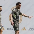 El entrenador del Real Madrid, Xabi Alonso, durante el entrenamiento del equipo.