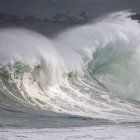 Fuerte oleaje en las costas de Cantabria en una foto de archivo.