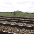 La hierba crece en la abandonada plataforma logística de Torneros al pie de las vías.