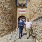 l consejero de Medio Ambiente, Vivienda y Ordenación del Territorio, Juan Carlos Suárez-Quiñones; junto al alcalde de Turégano, Juan Montes; la Diputada de Área de Promoción Provincial y Desarrollo Rural Sostenible, Magdalena Rodríguez; visitan las obras de rehabilitación del castillo de Turégano