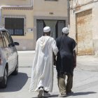 Dos hombres marroquíes en el barrio de Nuestra Señora de Fátima de Jumilla.