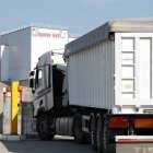 Un camión accede a primera hora de la mañana a las instlaciones de Huevos León en Ferral del Bernesga.
