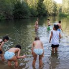 Las aguas del Torío en La Candamia, refresco para los más pequeños en el día de más calor.