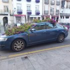 Estado en el que quedó el coche en la plaza Mayor de Villafranca del Bierzo tras arrancar las flores de los parterres.