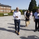 El viceconsejero de Política Agraria Comunitaria y Desarrollo Rural, Jorge Llorente (I), junto a varias autoridades, durante su visita al Centro Integrado de Formación Profesional Agraria de Almázcara (León), para presentar el nuevo ciclo de su oferta formativa.