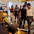 Suárez-Quiñones, a la derecha, en la Feria del Motor junto al alcalde Javier Carrera (centro).