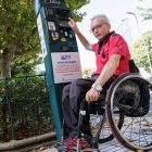 Juan Aguado, uno de los impulsores de la recogida de firmas, este sábado junto a un parquímetro en Papalaguinda.