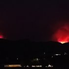 Incendio visto desde Carucedo, con Las Médulas al fondo, y el resplandor de las llamas procedentes del pueblo de Yeres.