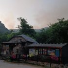 Vista desde el pueblo de Medulas del humo que procede de la zona quemada de Yeres, detrás del mirador de Predices.