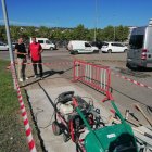 El concejal de Medio Ambiente, Infraestructuras y Medio Rural, Iváan Alonso, con uno de los técnicos supervisando una obra menor.
