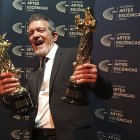 Imagen del pasado 13 de mayo en las que el actor y director Antonio Banderas posa con dos de los premios conseguidos con el musical 'Gypsy', durante la gala de los premios Talía en Madrid. EFE/Inma Tapia.