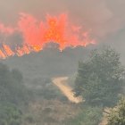 Las llamas vistas desde el pueblo de Médulas esta tarde de domingo, procedentes del Lago Sumido.