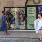 Un hombre de religión musulmana camina por una calle del centro de Jumilla.