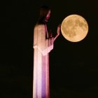 El Cristo del Otero y la Luna llena.