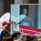 Una pantalla en la Plaza de San Pedro para escuchar al Papa.