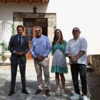 Raúl Fernández Sobrino, en representación de Fundos, con José Luis Nieto, alcalde de Astorga, junto a responsables de la exposición.